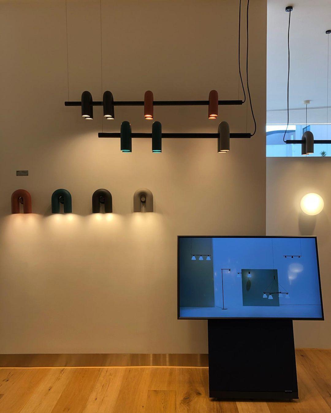 "Cirkus justerbar LED vegglampe med U-formet modul, elegant design for moderne innendørs belysning."