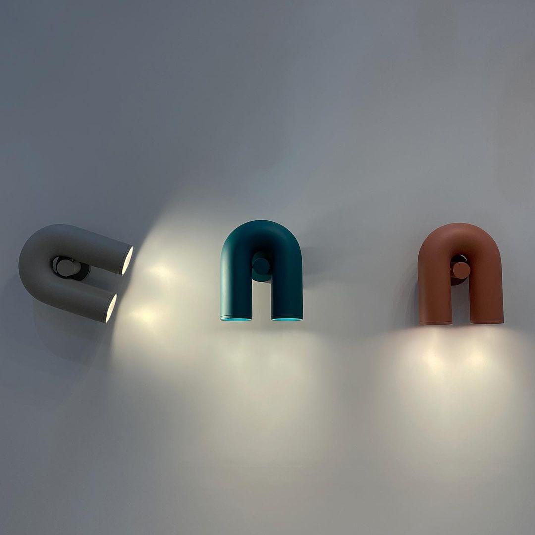 "Cirkus justerbar LED vegglampe med U-formet modul, elegant design for moderne innendørs belysning."