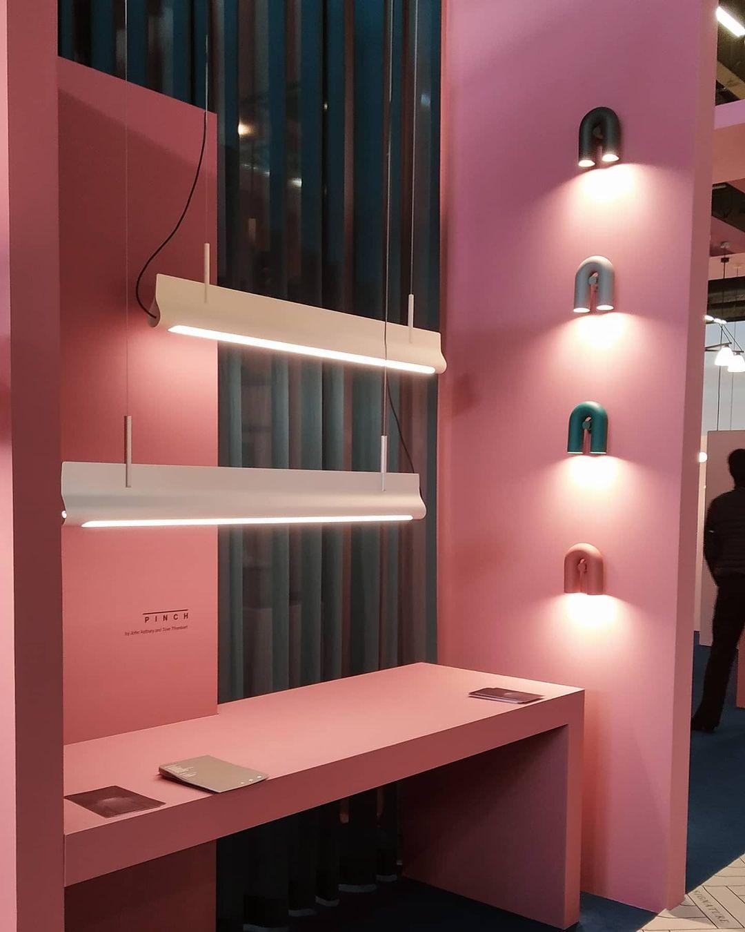 "Cirkus justerbar LED vegglampe med U-formet modul, elegant design for moderne innendørs belysning."