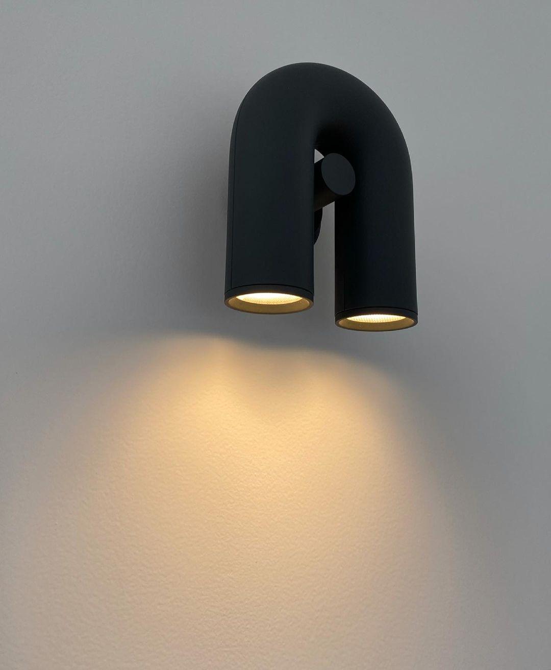 "Cirkus justerbar LED vegglampe med U-formet modul, elegant design for moderne innendørs belysning."