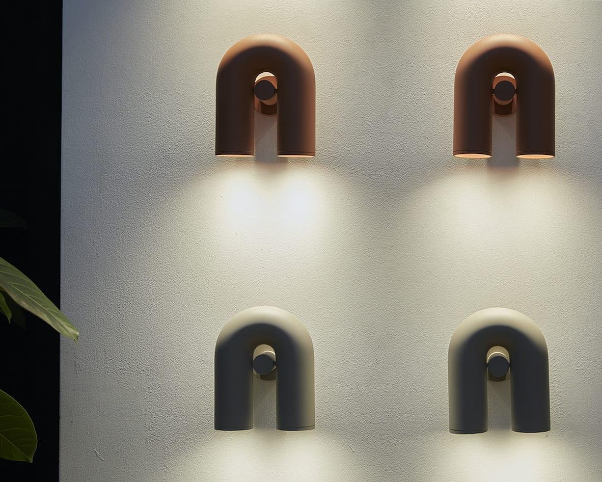 "Cirkus justerbar LED vegglampe med U-formet modul, elegant design for moderne innendørs belysning."