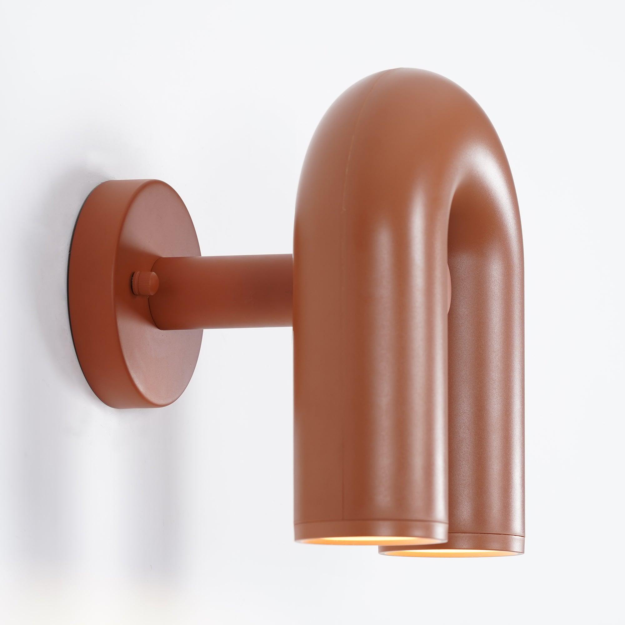 "Cirkus justerbar LED vegglampe med U-formet modul, elegant design for moderne innendørs belysning."