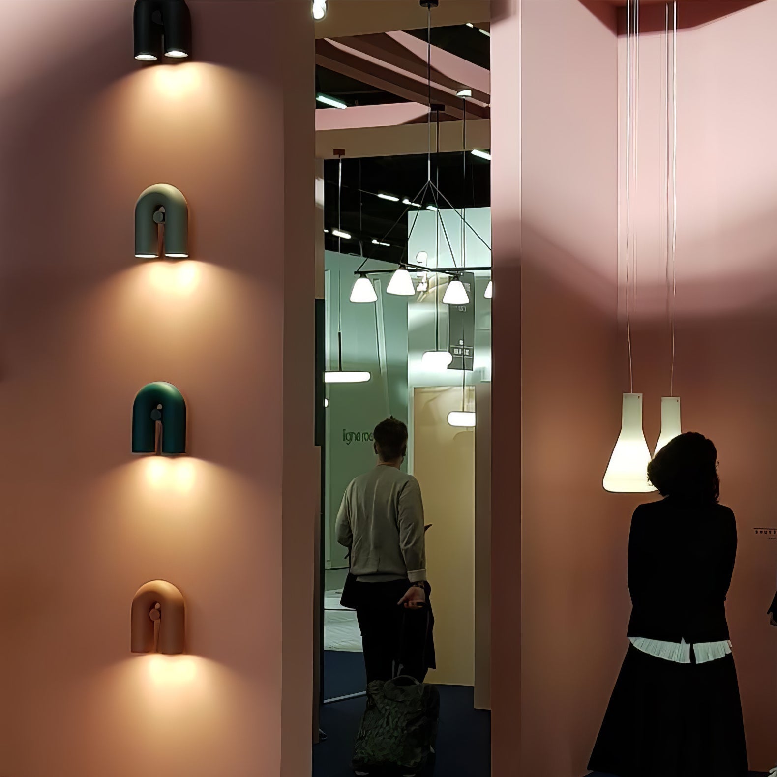 "Cirkus justerbar LED vegglampe med U-formet modul, elegant design for moderne innendørs belysning."
