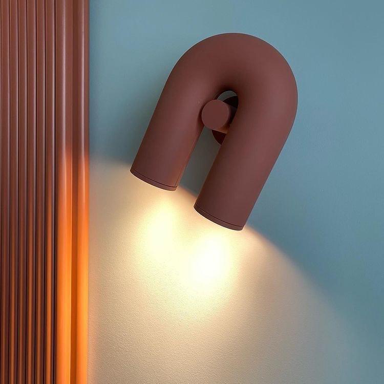 "Cirkus justerbar LED vegglampe med U-formet modul, elegant design for moderne innendørs belysning."