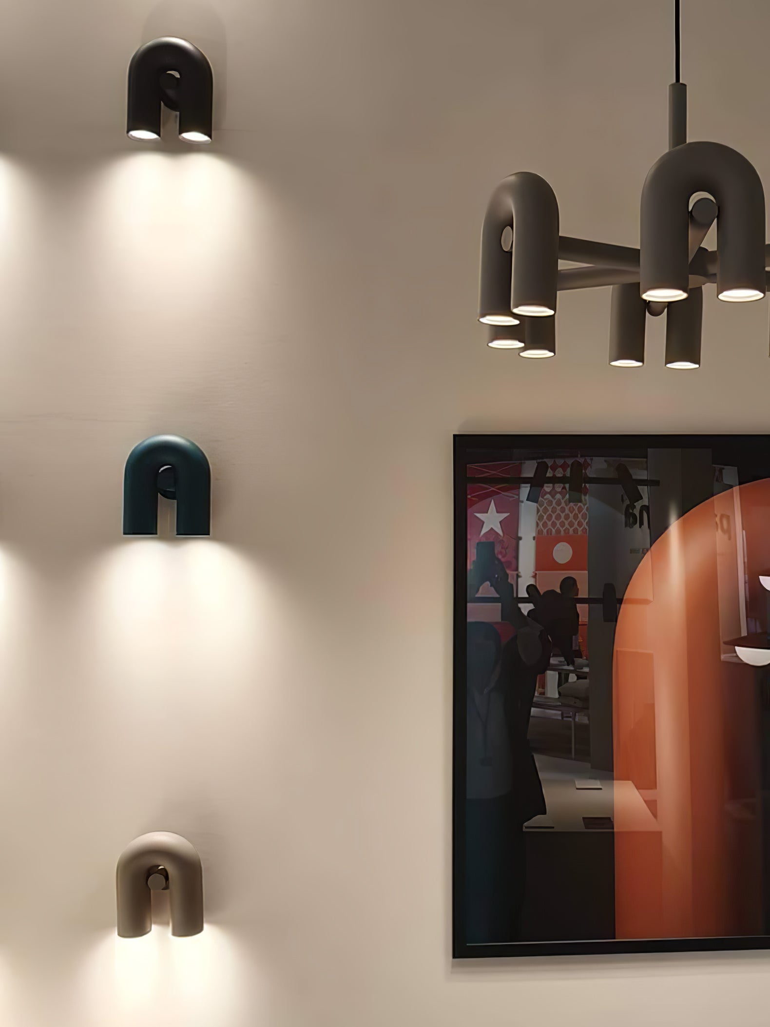 "Cirkus justerbar LED vegglampe med U-formet modul, elegant design for moderne innendørs belysning."