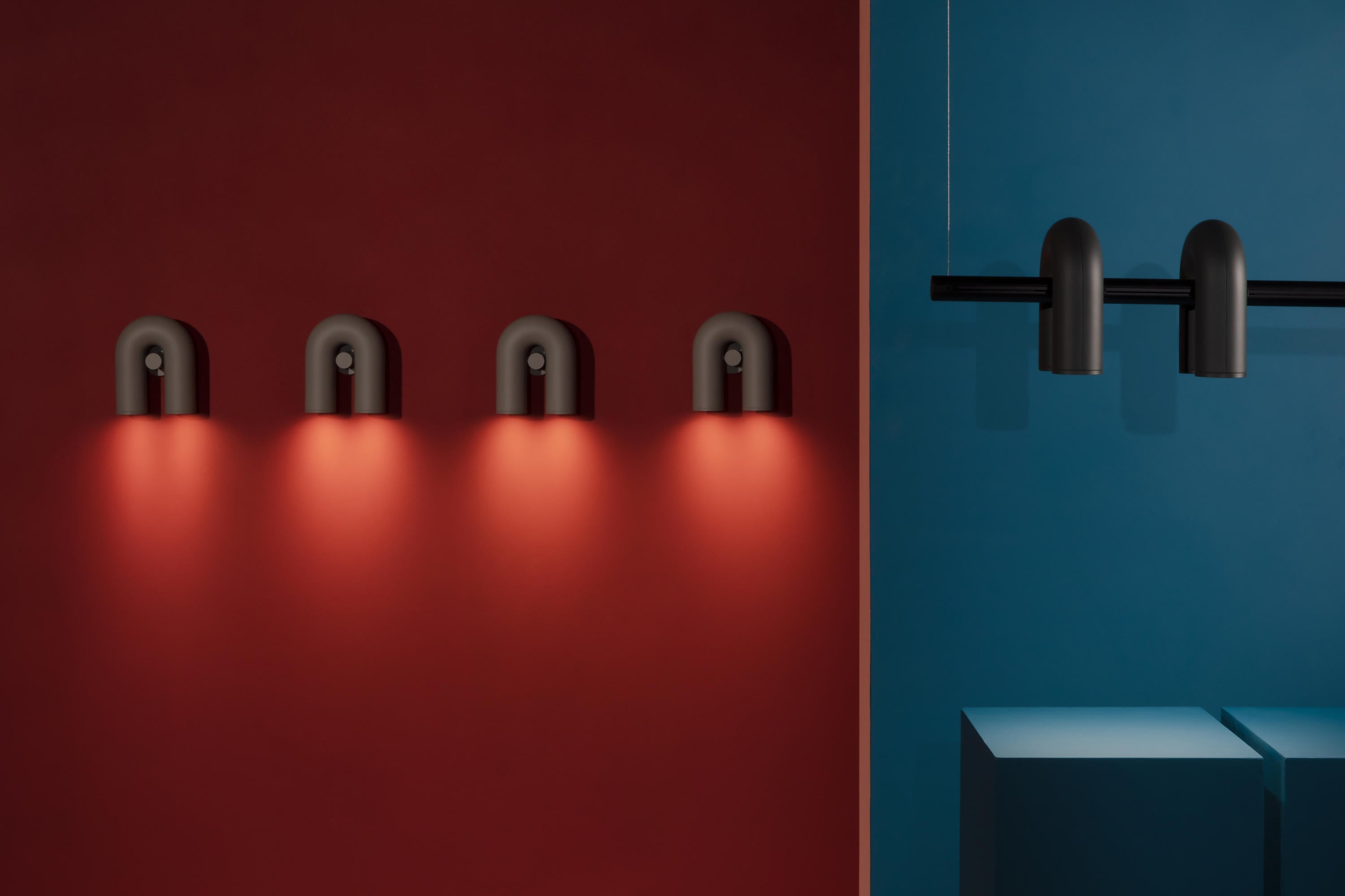 "Cirkus justerbar LED vegglampe med U-formet modul, elegant design for moderne innendørs belysning."