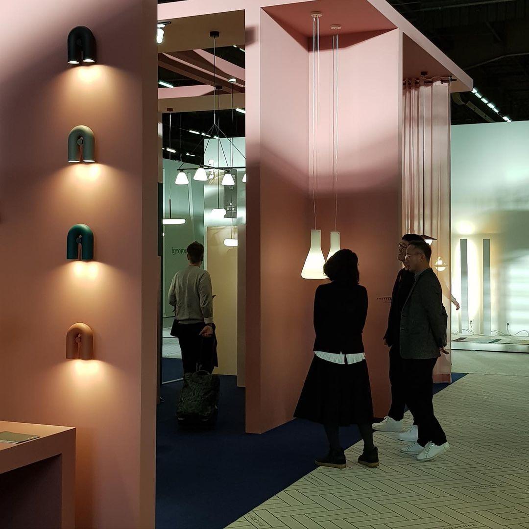 "Cirkus justerbar LED vegglampe med U-formet modul, elegant design for moderne innendørs belysning."