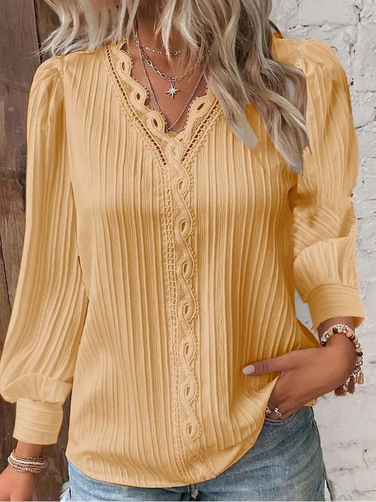 Frontvisning av elegant dame blondeskjorte med V-hals. Langermet bluse med delikate blonder.