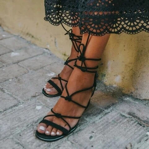 Svarte høyhælte sandaler for damer med gladiator-stil og snøring, trendy fottøy.