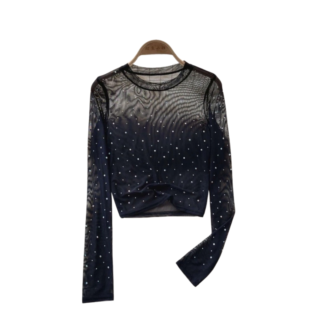 Nærbilde av glitrende crop topp med skinnende rhinestones og lange ermer.
