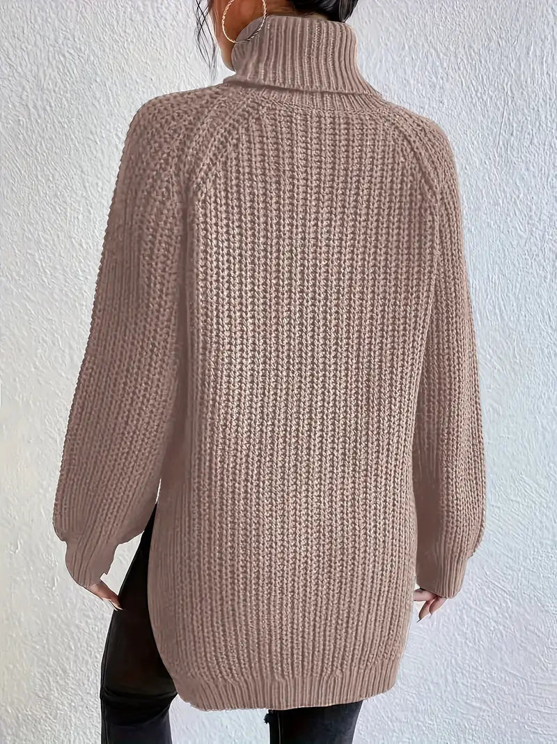 Stilren damegenser med høy hals i mykt strikk. Perfekt for vinterklær og hverdagsbruk.