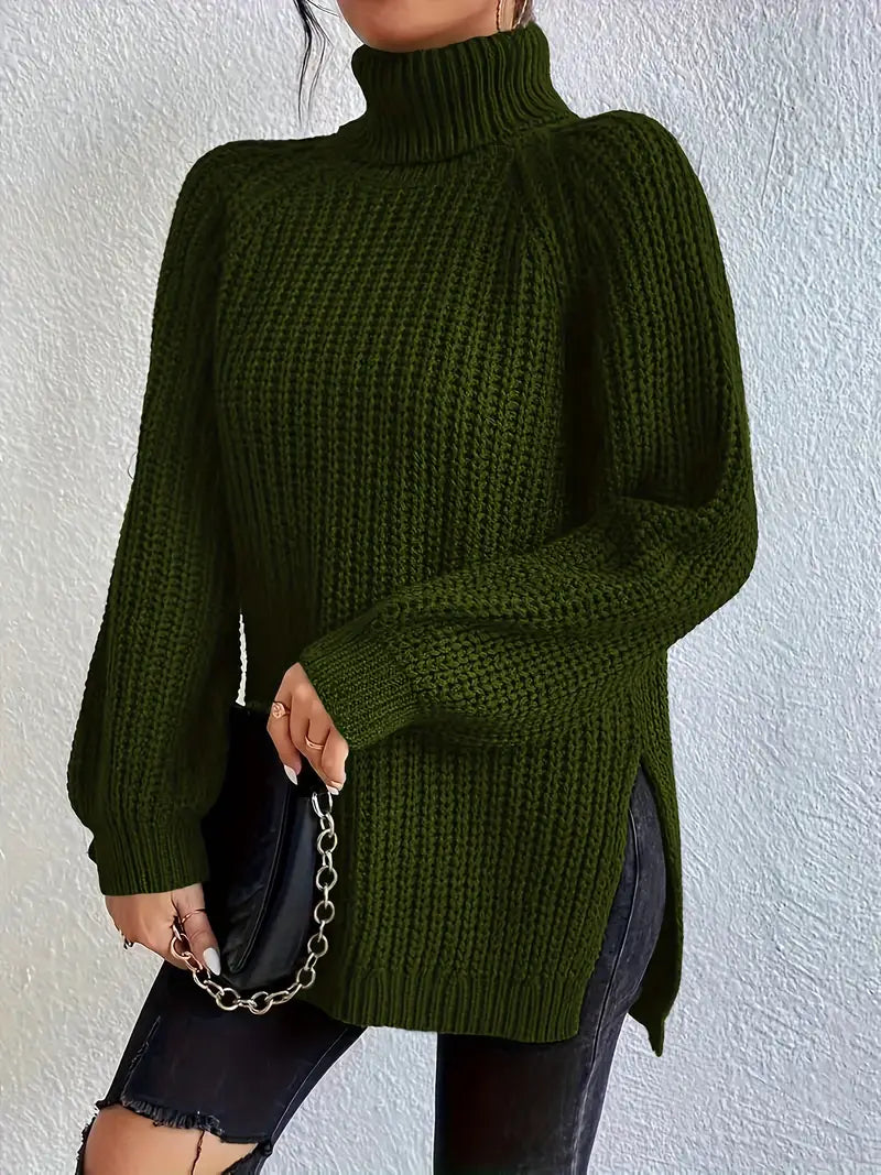 Modell iført elegant høyhalset strikket genser i klassisk design. Allsidig damegenser for alle anledninger.