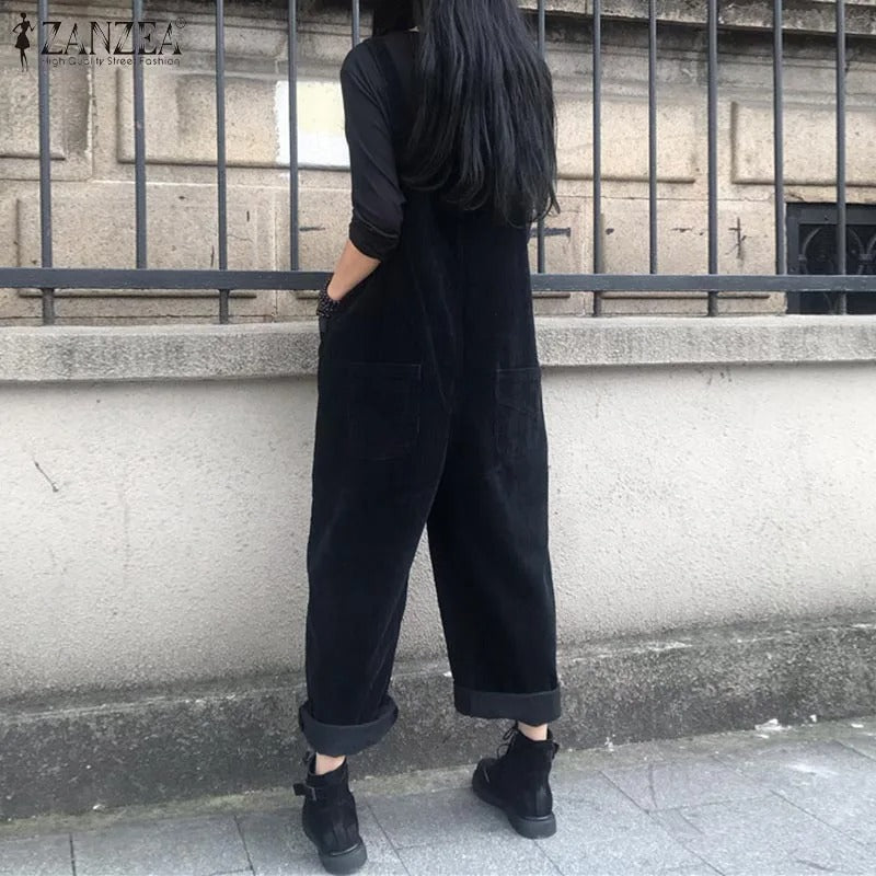 Enkel og elegant dame jumpsuit med vide ben, justerbare stropper, perfekt for en casual chic look.