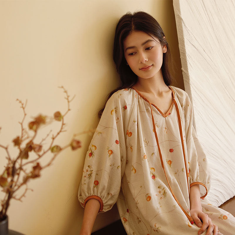 "Dame kimono-nattkjole i blomstermønster med volanger, elegant design i pustende materiale, feminin og komfortabel."