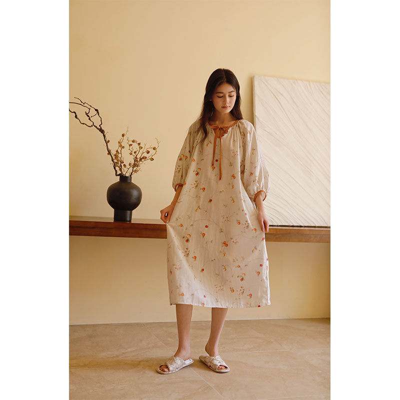 "Dame kimono-nattkjole i blomstermønster med volanger, elegant design i pustende materiale, feminin og komfortabel."