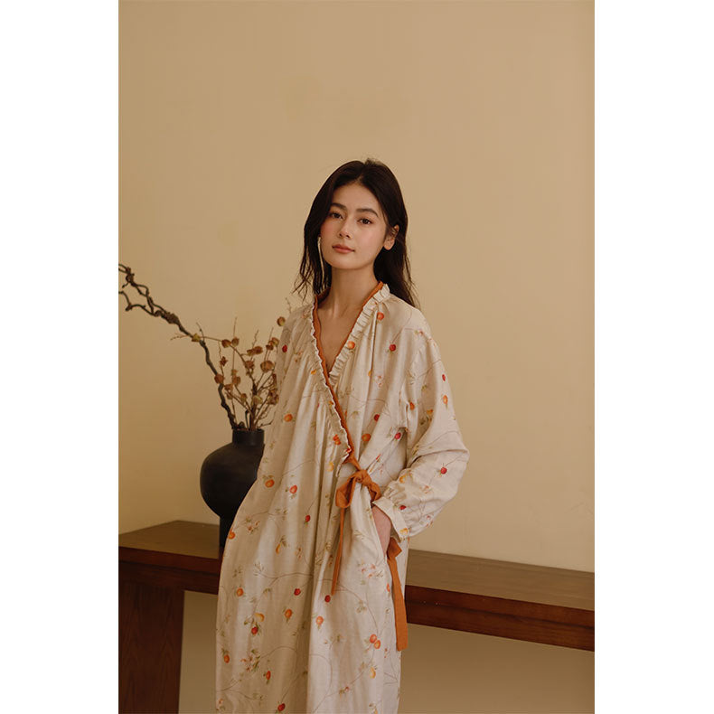 "Dame kimono-nattkjole i blomstermønster med volanger, elegant design i pustende materiale, feminin og komfortabel."
