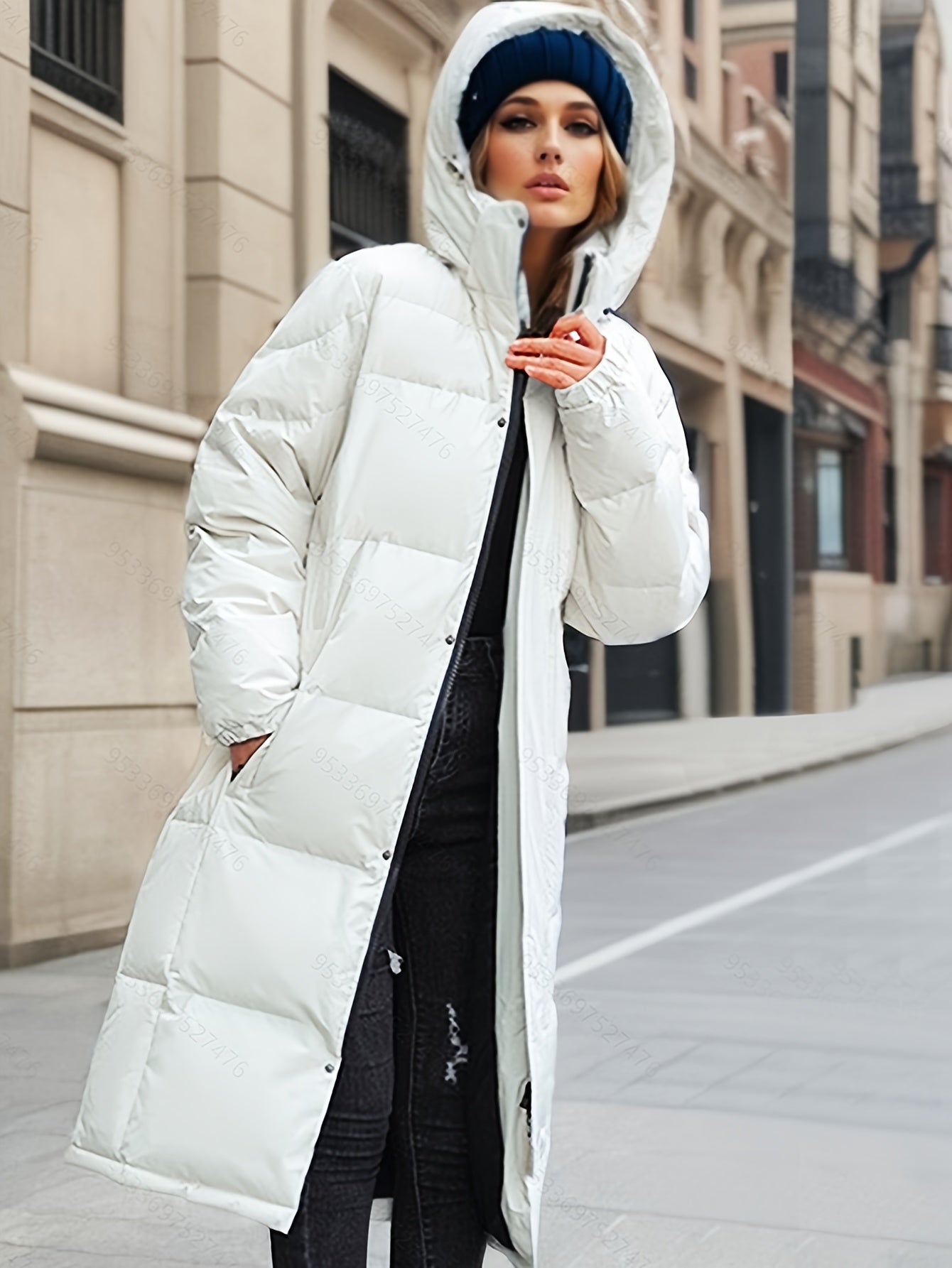 Stilfull dame dunjakke, lang og varm. Oversized passform, quiltet vinterjakke med hette for optimal komfort.