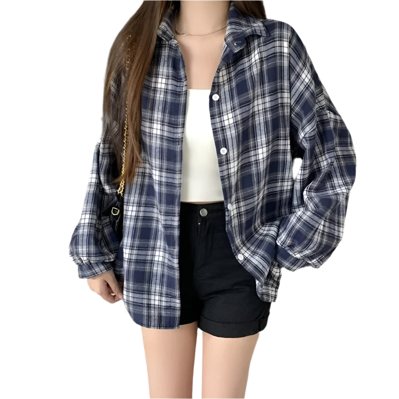 Modell i dame overdimensjonert rutete skjorte, front. Casual, allsidig og komfortabel langermet stil.