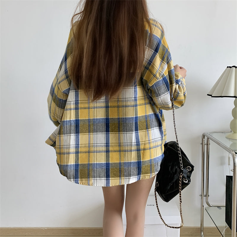 Detalj av kragen på trendy dame rutete skjorte. Overdimensjonert stil for en moderne, komfortabel hverdagslook.