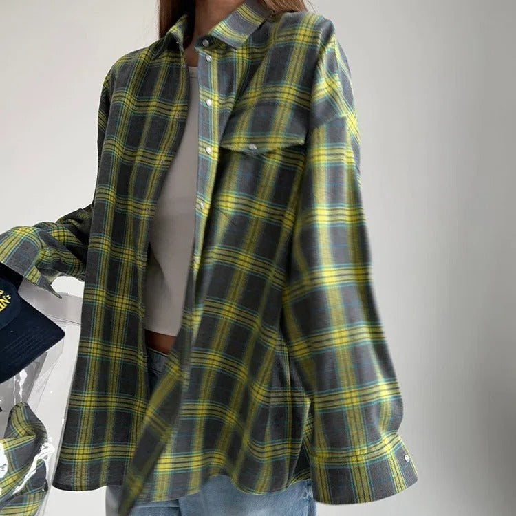 Nærbilde av stoff og rutemønster på en komfortabel oversized dameskjorte.