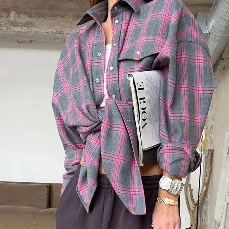 Motebevisst dame i fargerik oversized rutete skjorte, perfekt casual stil.