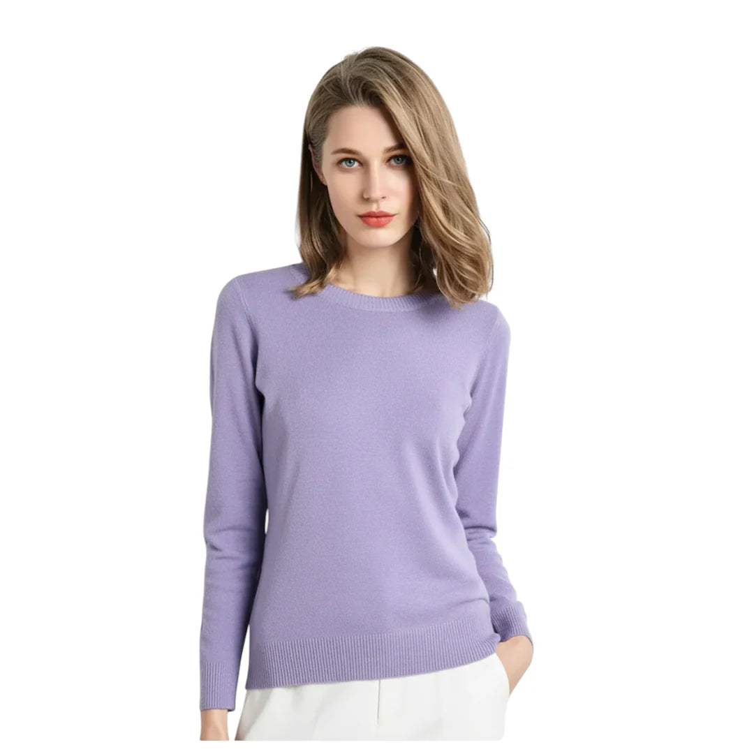 Komfortabel strikket pullover med o-hals til dame, ensfarget og allsidig for vår og høst