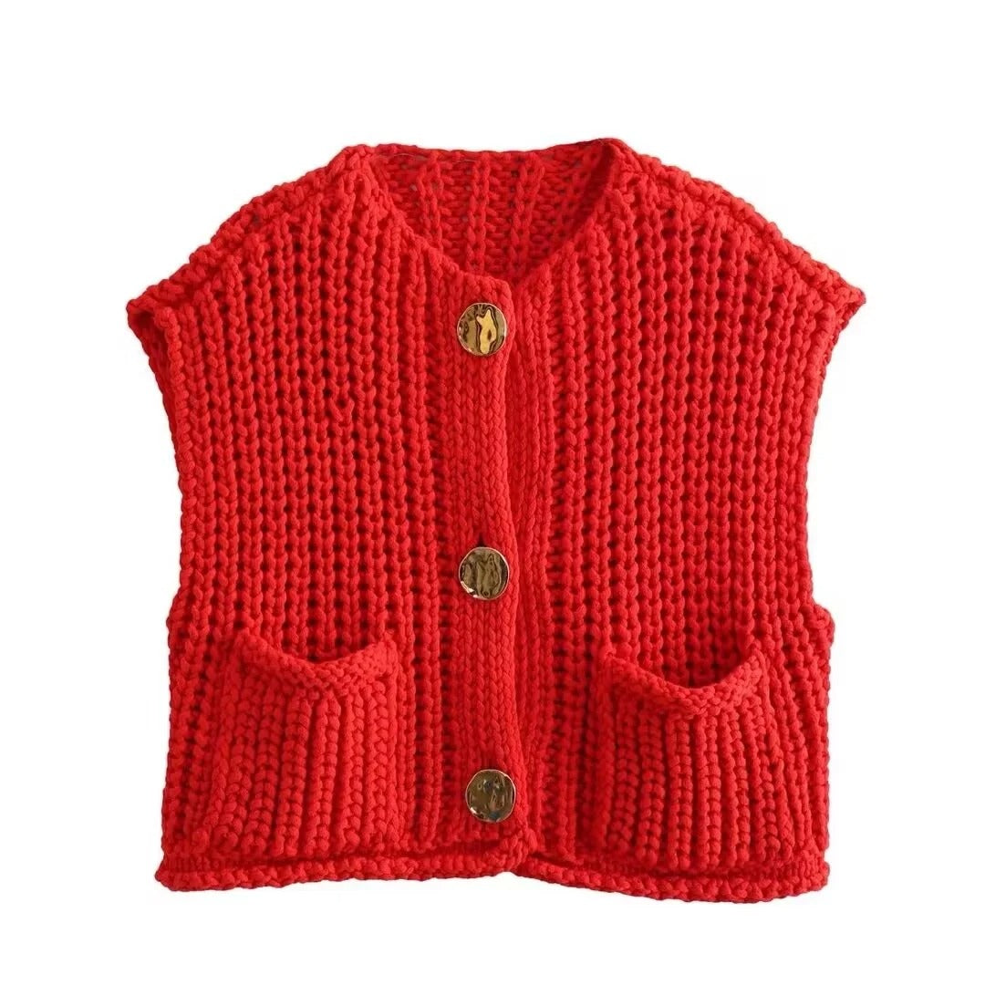 Dame strikkevest med elegante metallknapper, perfekt for lagpålag. Komfortabel og stilig.