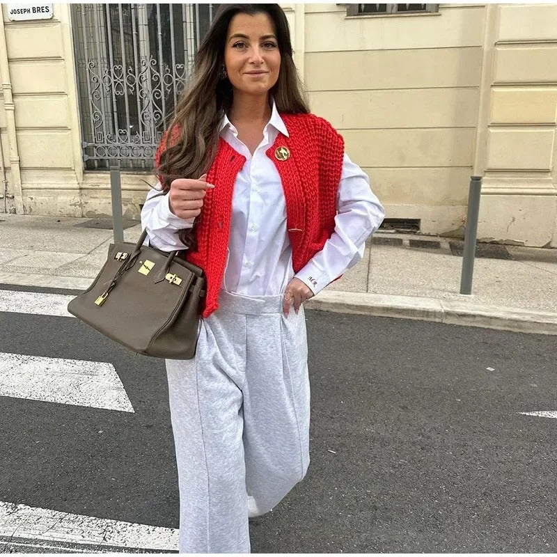 Trendy strikkevest dame med glatte metallknapper. Løfter antrekket med elegant komfort.