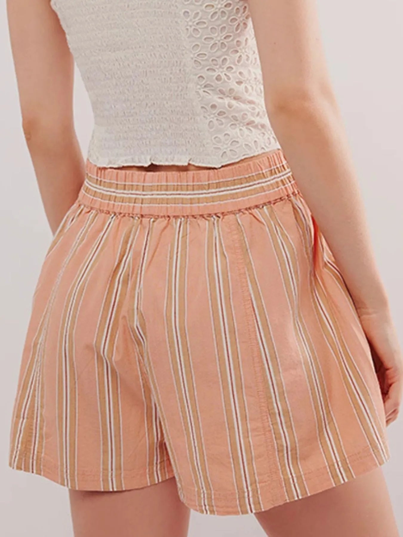 Komfortabel stripete høyt liv shorts for damer, essensiell for sommerens garderobe.