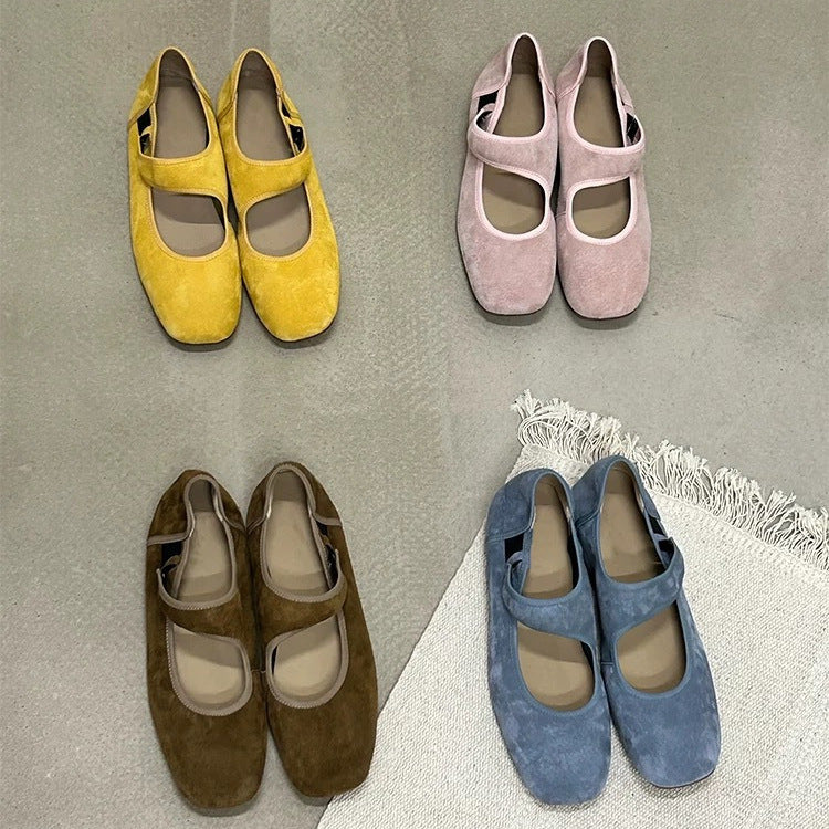 "Dame suede Mary Jane flats med justerbar stropp, elegant kvadratisk tå og semsket skinn i et sofistikert design."