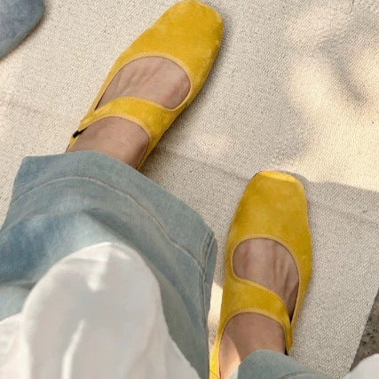 "Dame suede Mary Jane flats med justerbar stropp, elegant kvadratisk tå og semsket skinn i et sofistikert design."