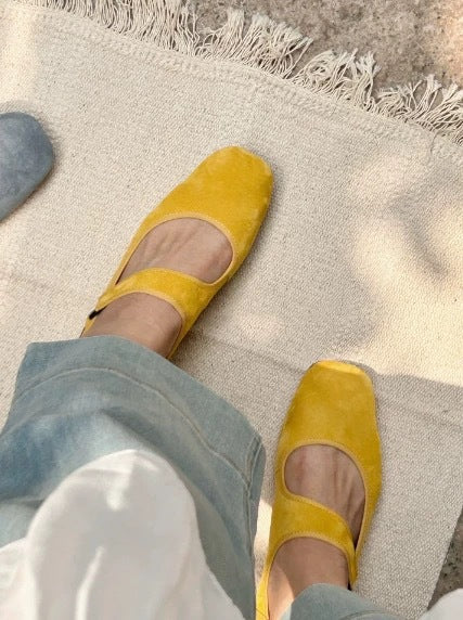 "Dame suede Mary Jane flats med justerbar stropp, elegant kvadratisk tå og semsket skinn i et sofistikert design."