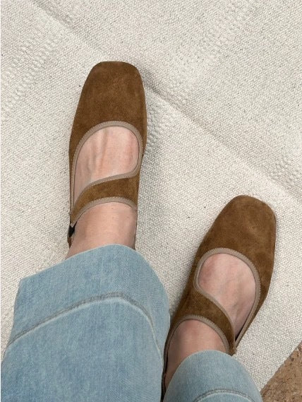 "Dame suede Mary Jane flats med justerbar stropp, elegant kvadratisk tå og semsket skinn i et sofistikert design."