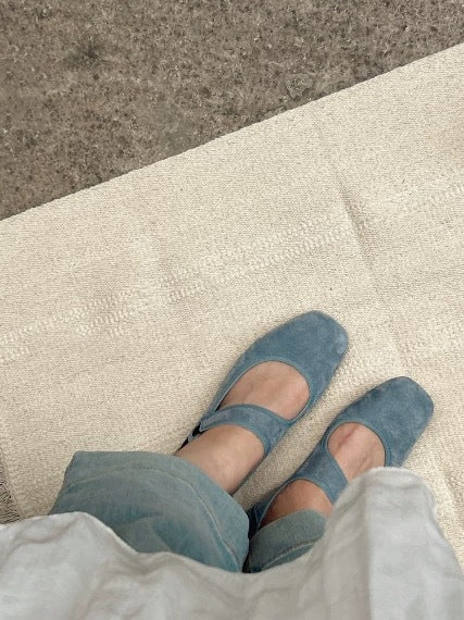 "Dame suede Mary Jane flats med justerbar stropp, elegant kvadratisk tå og semsket skinn i et sofistikert design."