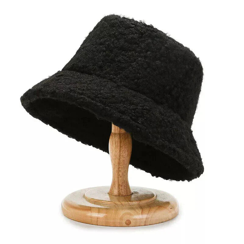 Dame varm teddy bøttehatt i myk beige farge, perfekt for vinteren. Komfortabel og trendy hodeplagg.