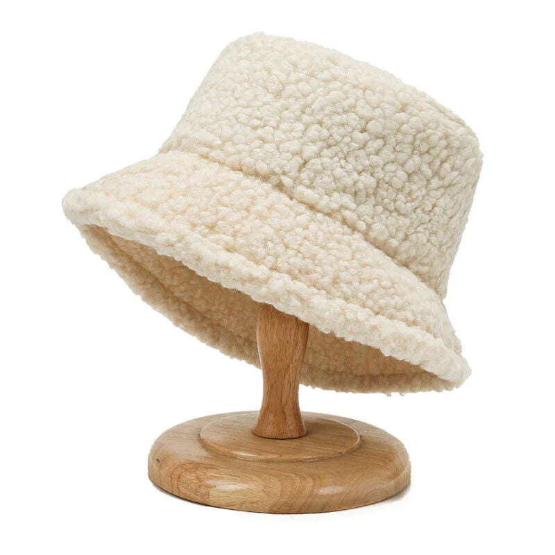 Svart teddy bøttehatt for damer. Varm, myk vinterlue og motetilbehør. Komfortabel og trendy stil.