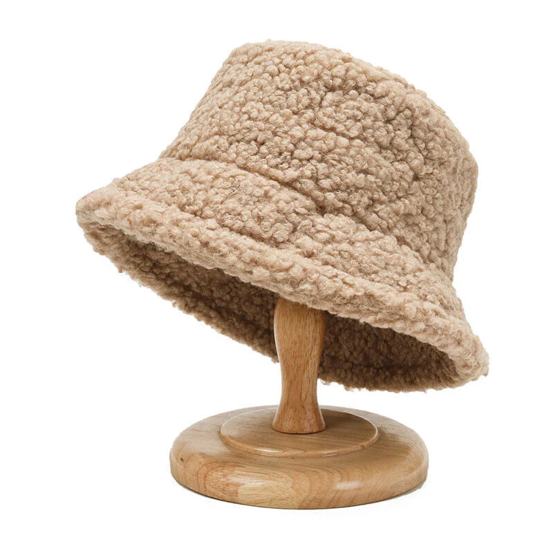 Rosa teddy bøttehatt. Trendy damehatt med mykt teddyfôr, ideell som varm vinterlue og motetilbehør.