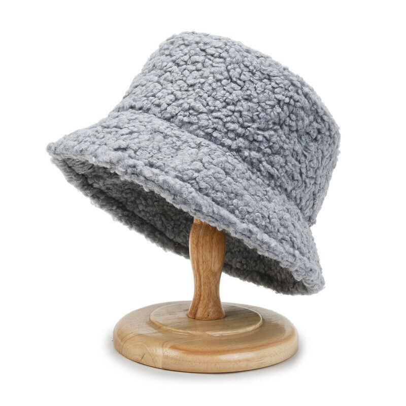 Brun teddy bøttehatt til damer. Varm, myk og komfortabel bøttehatt, perfekt som trendy vinterlue.