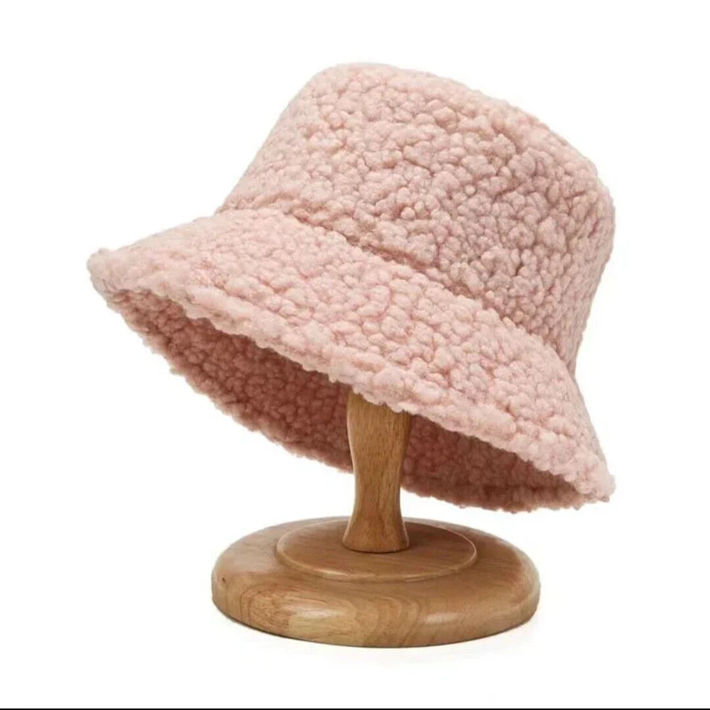 Beige teddy bøttehatt til dame. Trendy, varm og komfortabel. En moderne vinterlue og moteriktig hodeplagg.