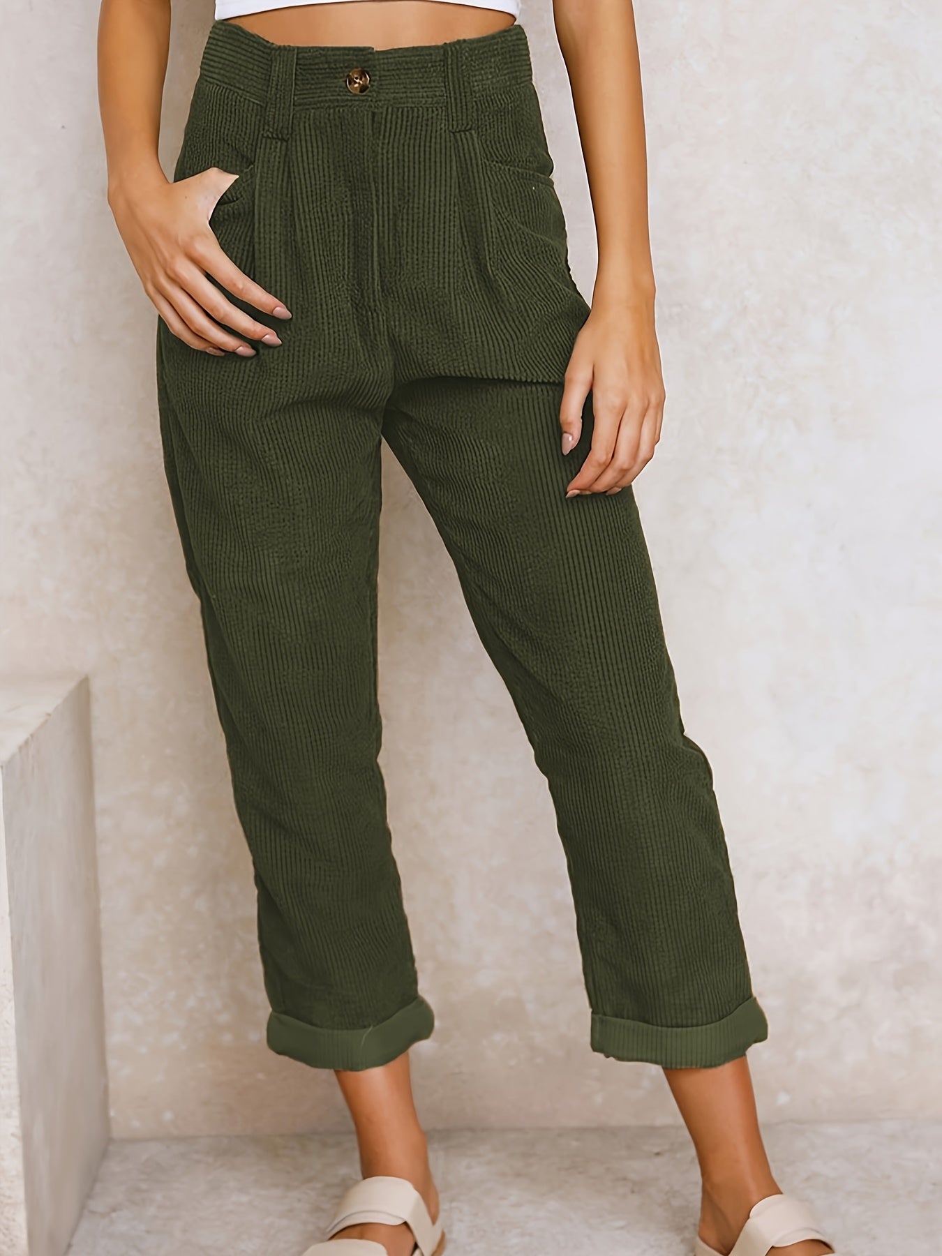 Elegante damebukser: Høy midje og løs passform, perfekt for en stilfull og komfortabel look.