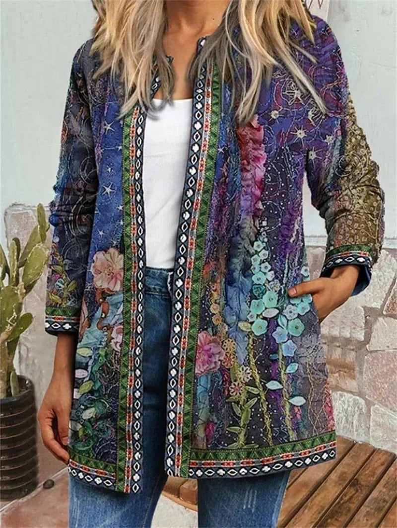 Dame i mønstret etnisk cardigan, stilig og komfortabel for hverdagen. Allsidig høst ytterplagg.