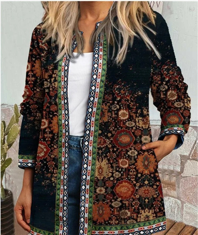 Stilig etnisk mønstret cardigan for dame, kombinert for en trendy høstlook. Komfortabelt ytterplagg.