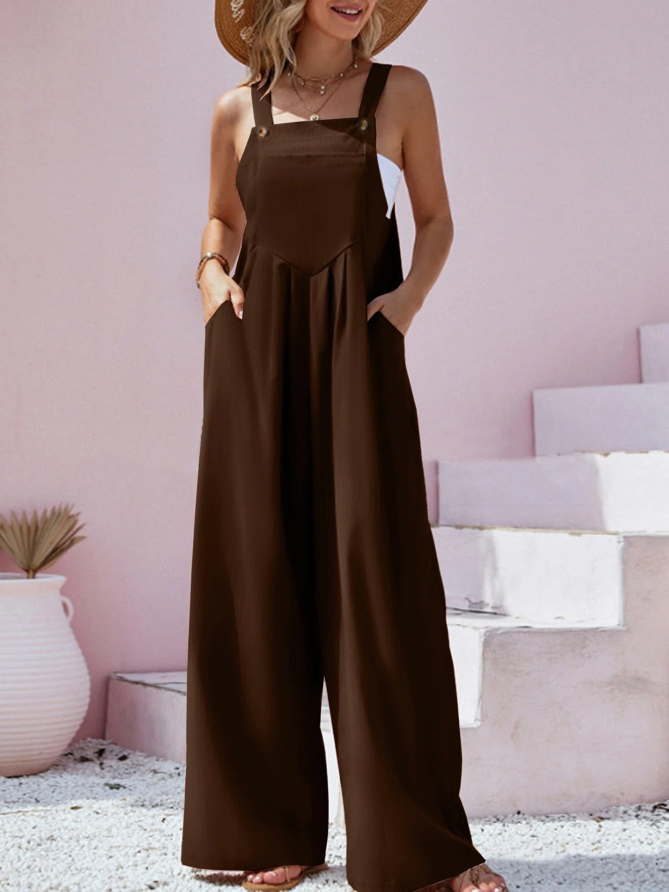 Damemote: Jumpsuit med brede bukseseler, ensfarget, vidbeint og avslappet, ideell for sommer.