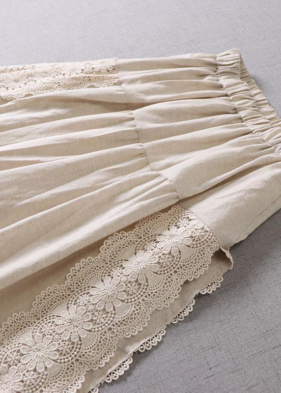 Komfortabelt rynket dameskjørt i patchwork, ideelt for høstmote. Beige og brun, elegant stil.