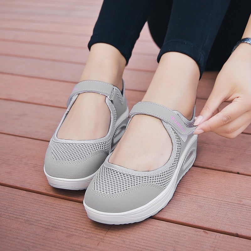 Moteorienterte damesko: Hvite pustende sneakers med subtile detaljer, perfekt for urban stil.