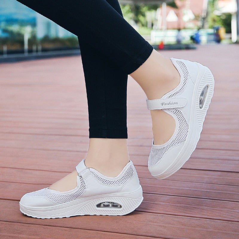 Komfortable og pustende damesneakers: Grønne sneakers med lettvektsdesign, ideell for utendørsaktiviteter.