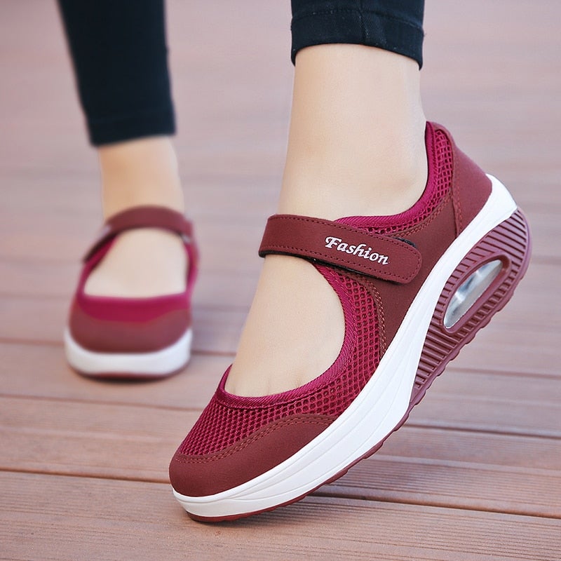 Motesko for kvinner: Hvite og rosa sneakers med pustende design, perfekt for sporty hverdagsstil.