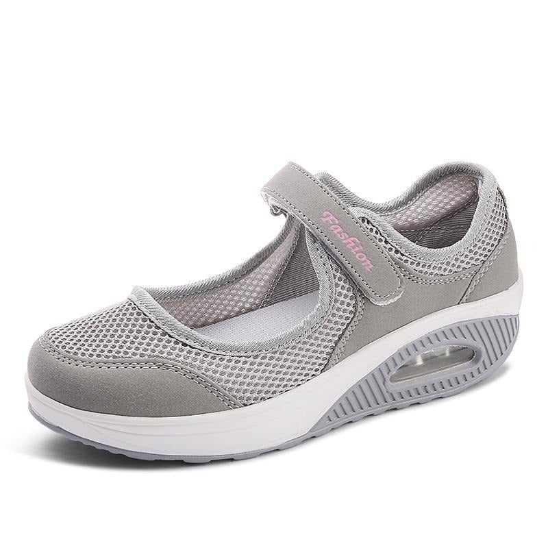 Trendy ortopediske sneakers: Lysegrå pustende damesko for optimal komfort og støtte.