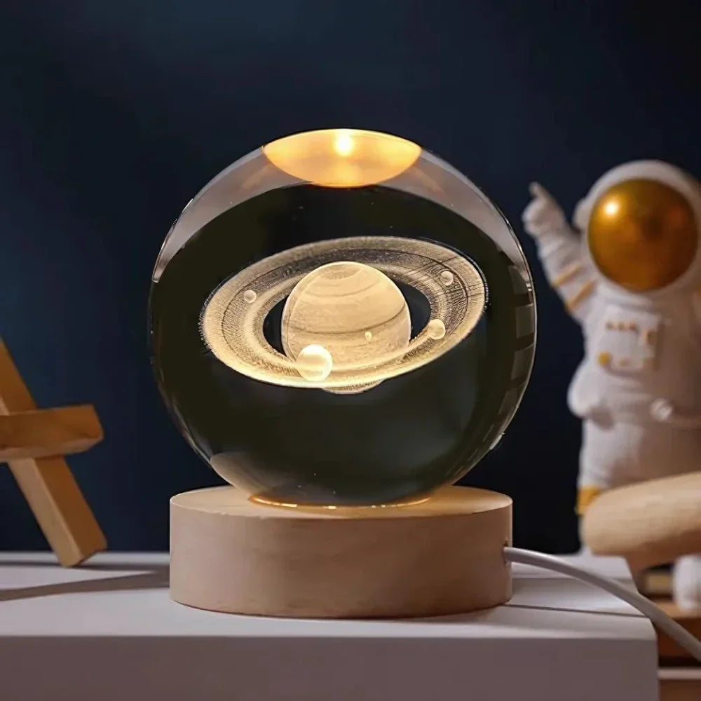 Moderne 3D LED-lampe med gravert krystallkule, perfekt interiørdetalj for hjemmet.