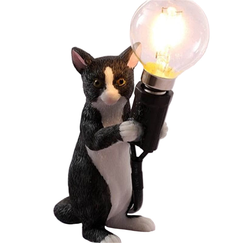 Dekorativ bordlampe med sjarmerende kattefigur, gir koselig stemningslys til interiøret.